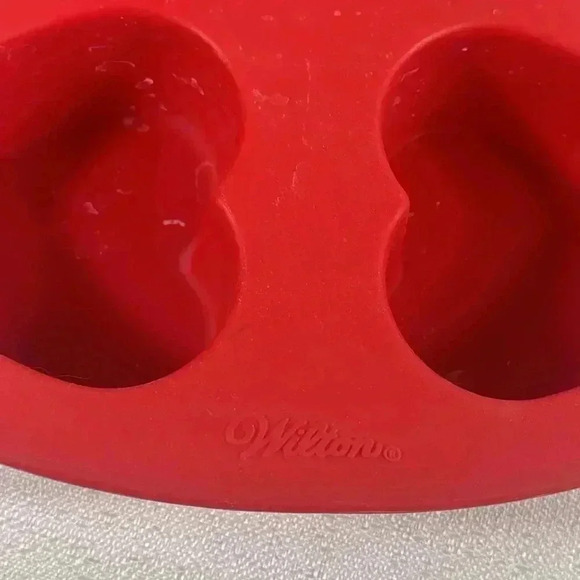 Valentine's hearts (6)‎ 2" cupcake and other candy molds - Picture 7 of 7